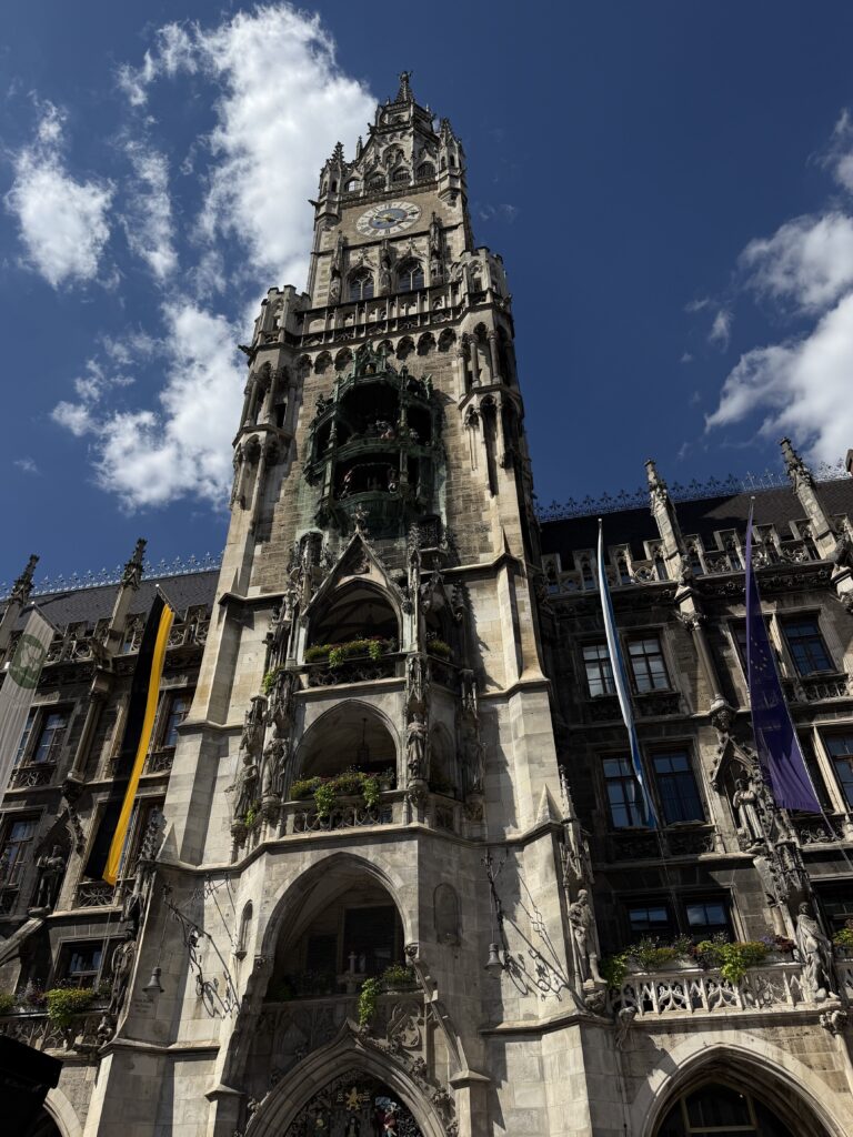 Turm des Neuen Rathauses mit Glockenspiel am Marienplatz München