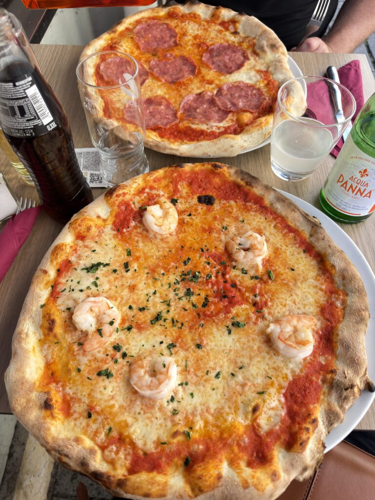 Steinofen-Pizzen mit Salami und Garnelen in einer Münchner Trattoria