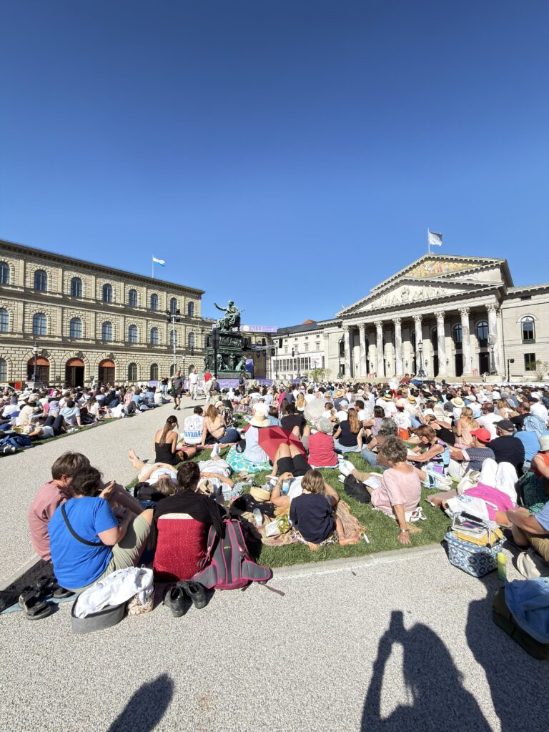 Zuschauer bei der Gratis-Opernübertragung am Max-Joseph-Platz München