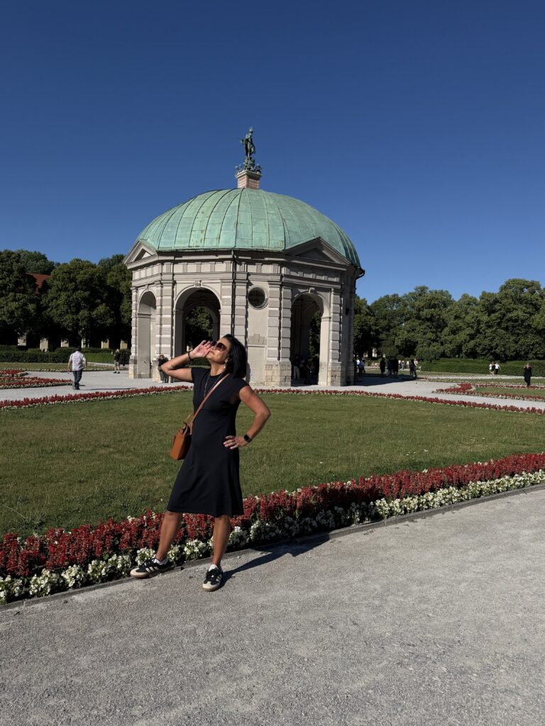 Frau genießt die Sonne vor dem Dianatempel im Hofgarten München