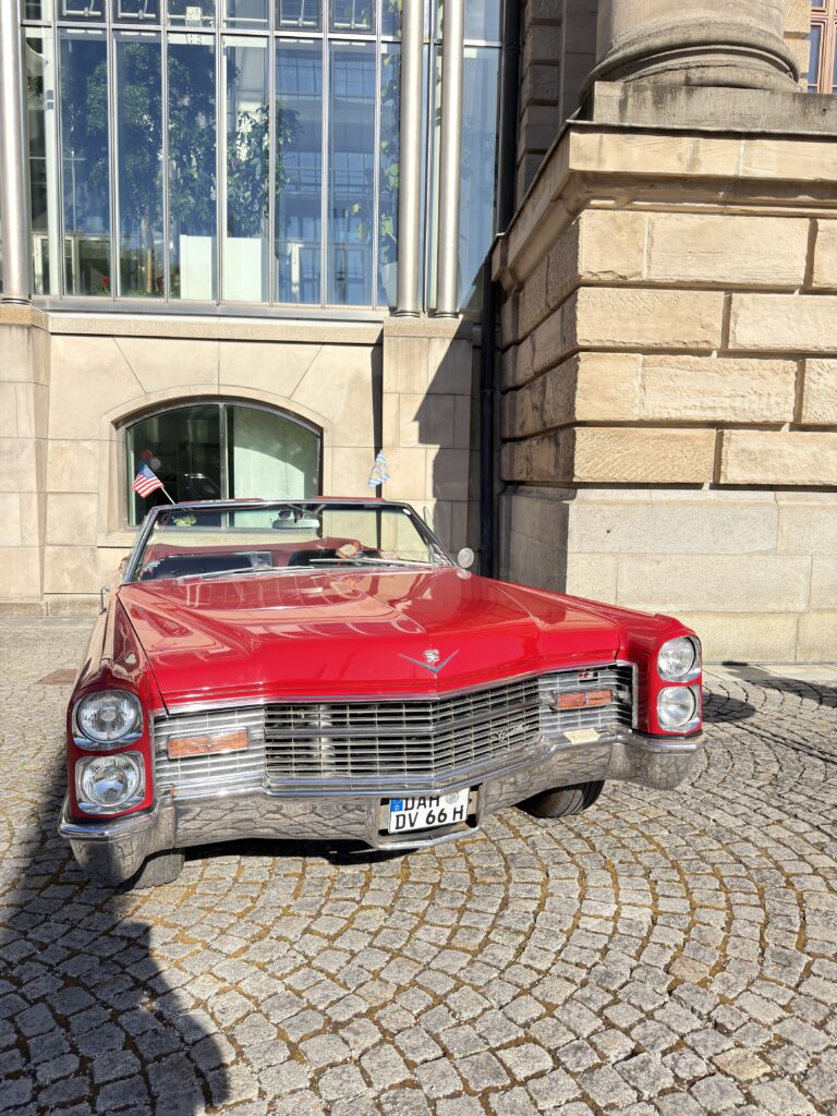 Roter Oldtimer Cadillac mit US-Flagge vor der Bayerischen Staatskanzlei