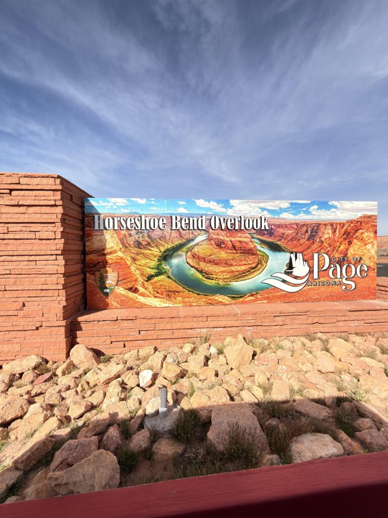 Informationsschild "Horseshoe Bend Overlook" der City of Page, Arizona, mit Luftaufnahme der Flussschleife