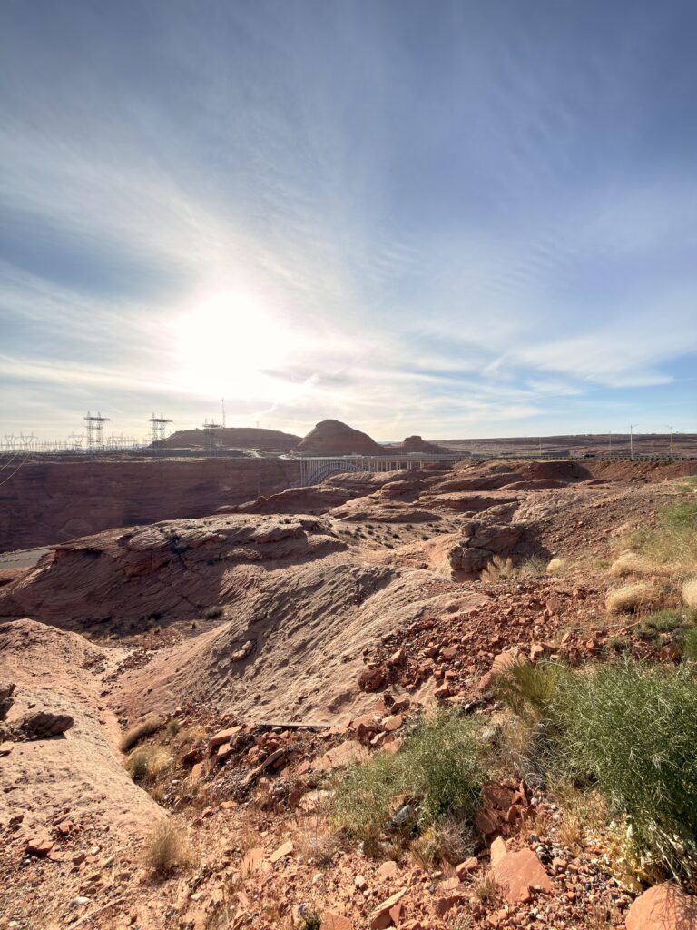Weite Wüstenlandschaft mit Brücke über den Glen Canyon auf dem Weg zum Lower Antelope Canyon
