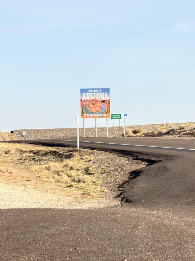 Straßenschild "Welcome to Arizona – The Grand Canyon State" an der Staatsgrenze
