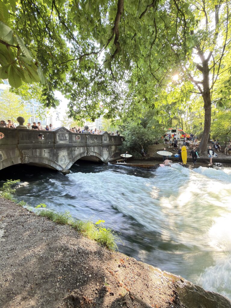 Surfer auf der Eisbachwelle im Englischen Garten München