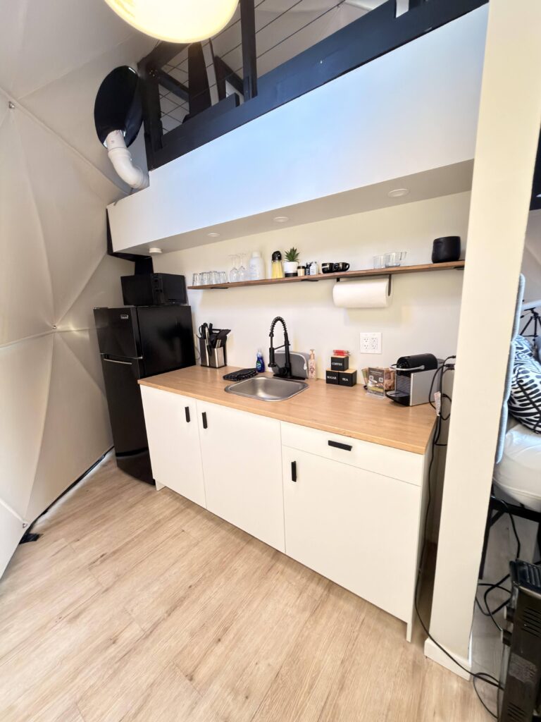 Kleine Küchenzeile mit Kühlschrank, Spüle und Kaffeemaschine im Glamping-Zelt in Kanab