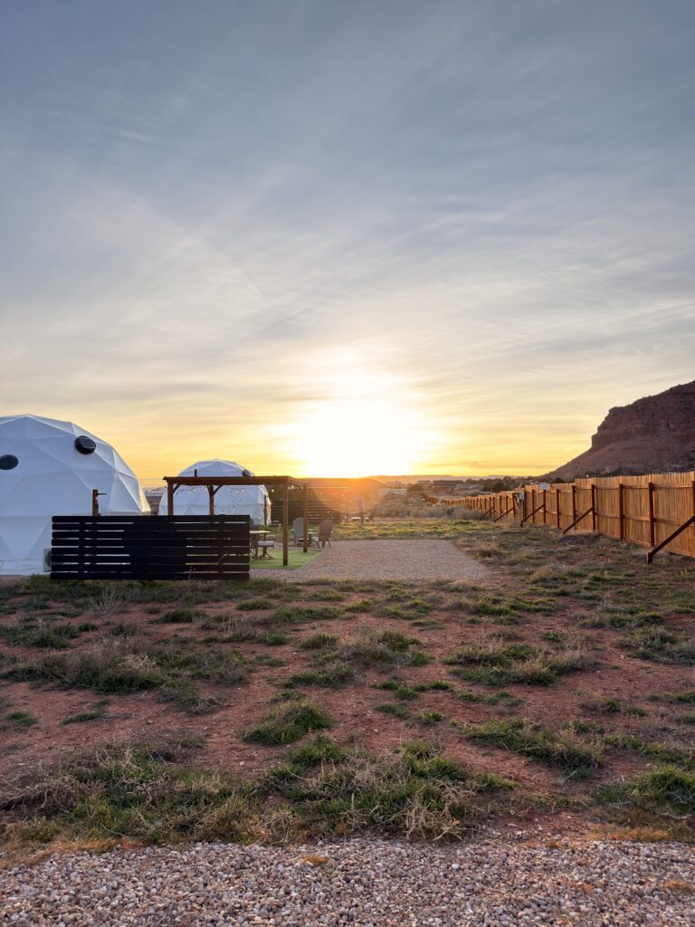 Glamping-Zelte in Kuppelform bei Sonnenuntergang