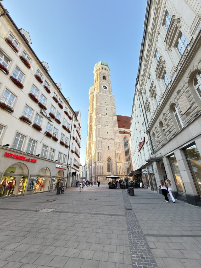 Türme der Frauenkirche am Ende der Kaufingerstraße München