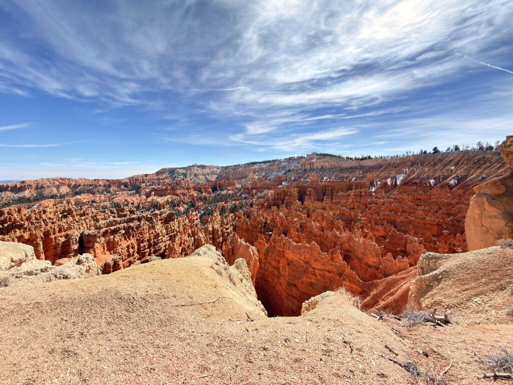 Weites Panorama des Bryce Canyon Amphitheaters mit Wolkenhimmel