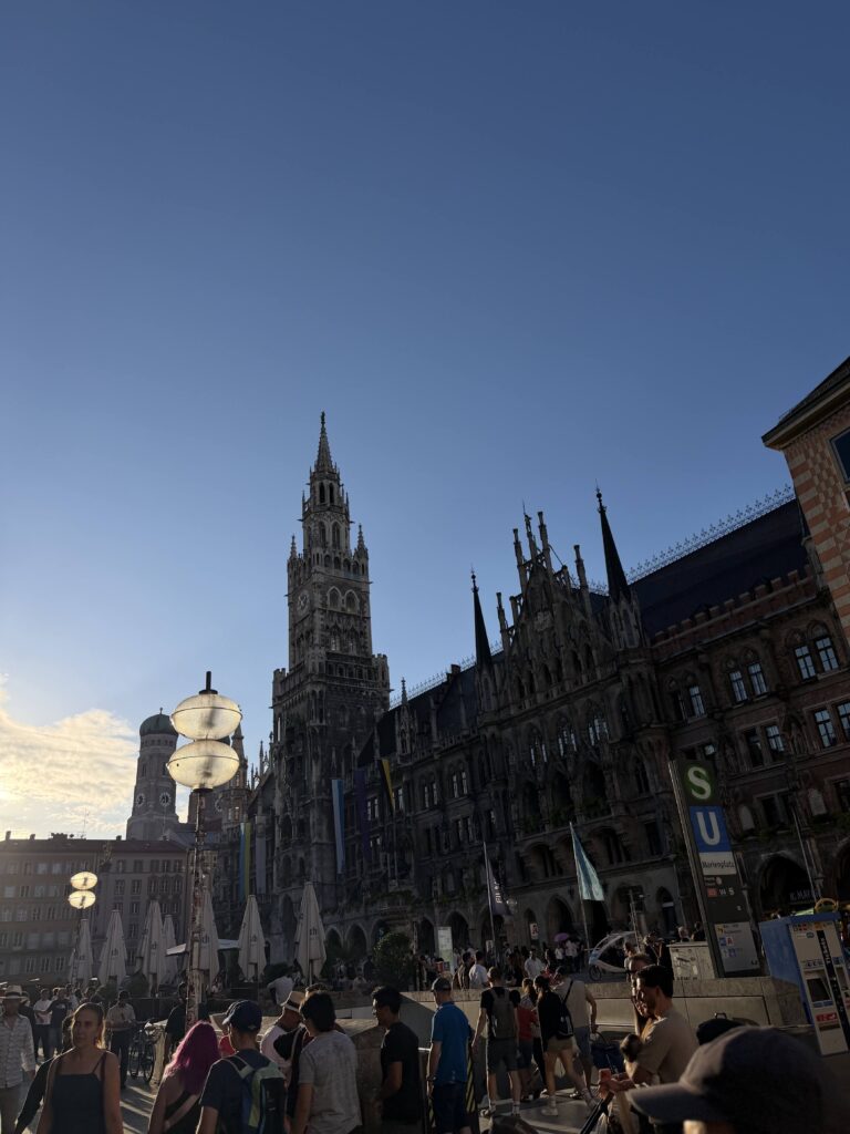 Neues Rathaus und Marienplatz in der Abenddämmerung München