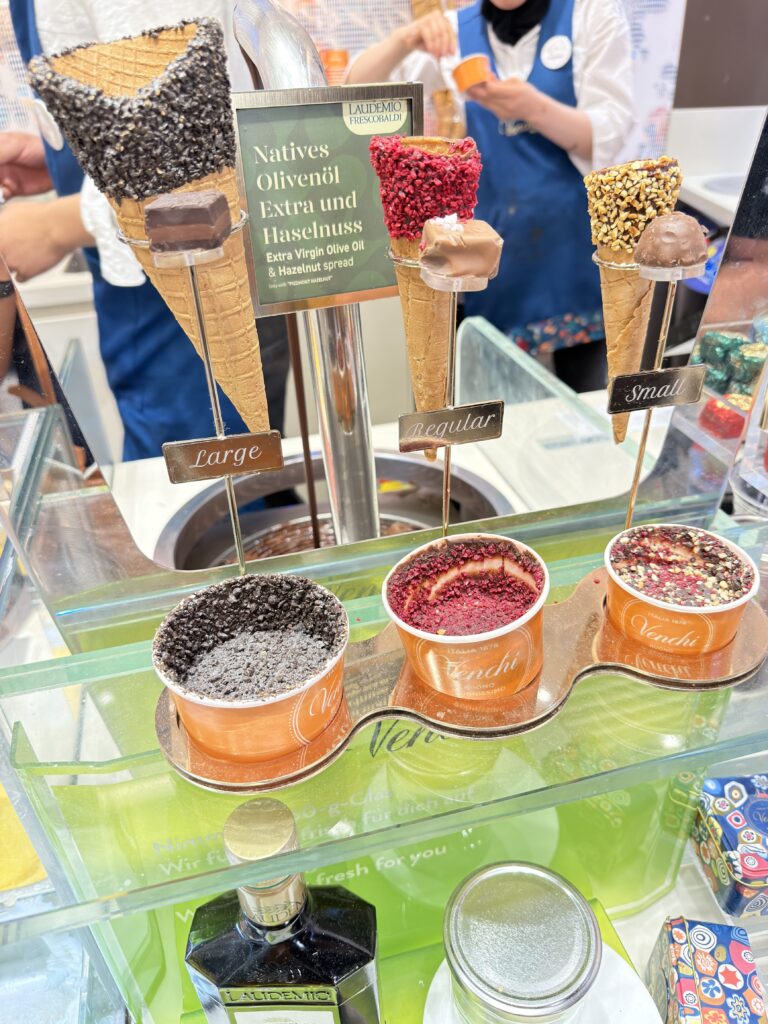 Verschiedene Eissorten mit Toppings in der Venchi Eisdiele
