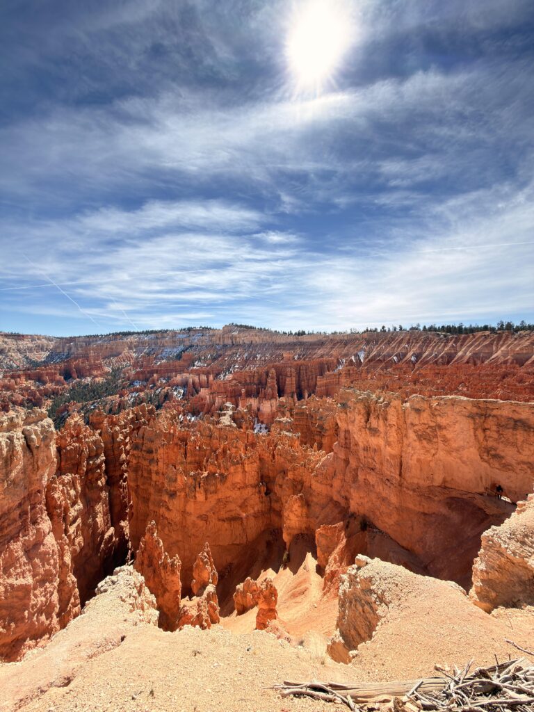 Sonnendurchflutetes Panorama der Felstürme im Bryce Canyon