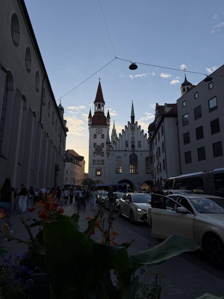 Altes Rathaus mit Turm in der Abenddämmerung München