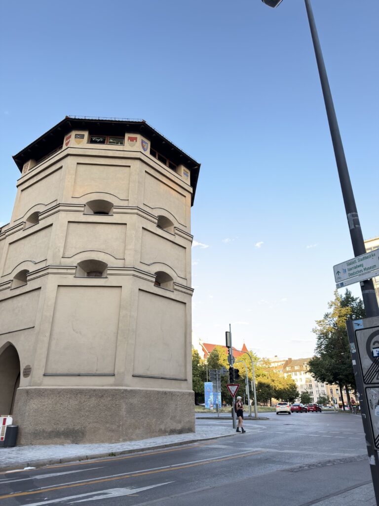 Turm des Isartors mit Wappen an der Fassade in München