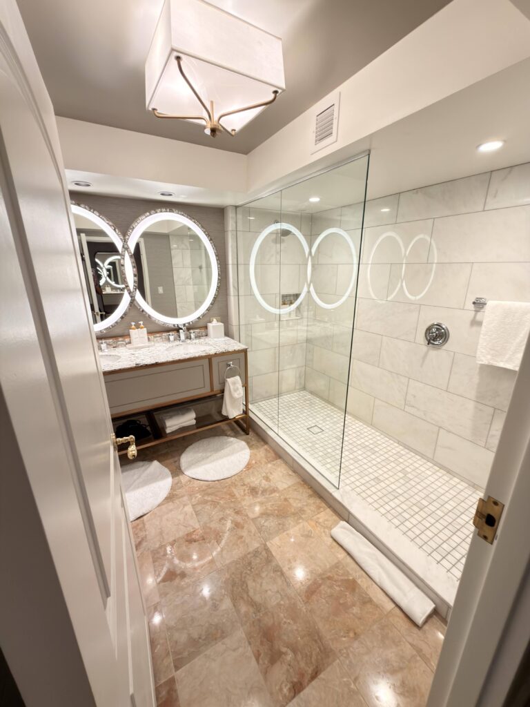 Elegantes Badezimmer mit runden Spiegeln und Glasdusche im Bellagio Hotel Las Vegas