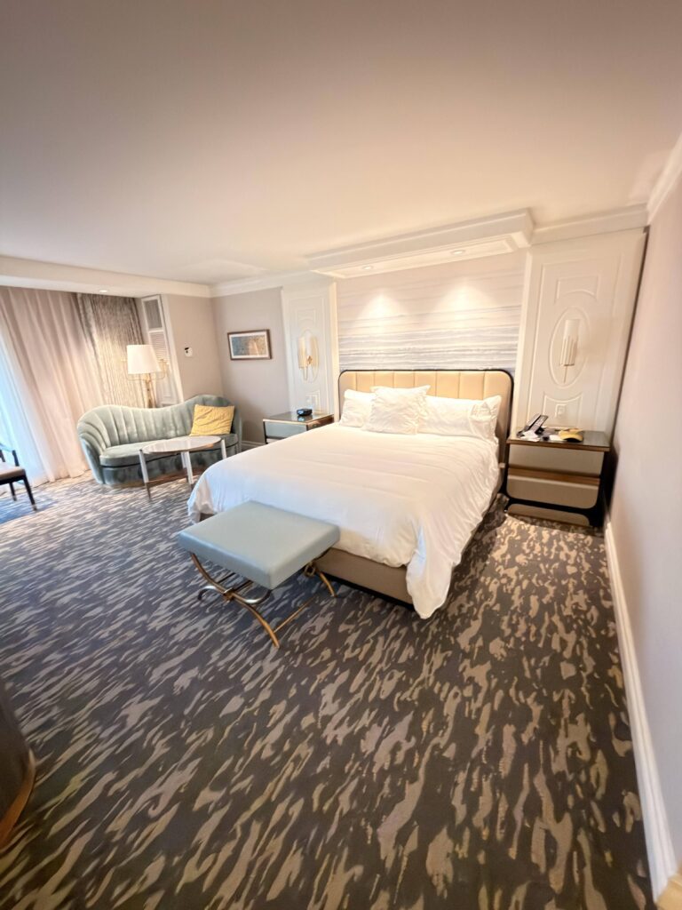 Geräumiges Hotelzimmer mit Doppelbett und Sitzecke im Bellagio Las Vegas