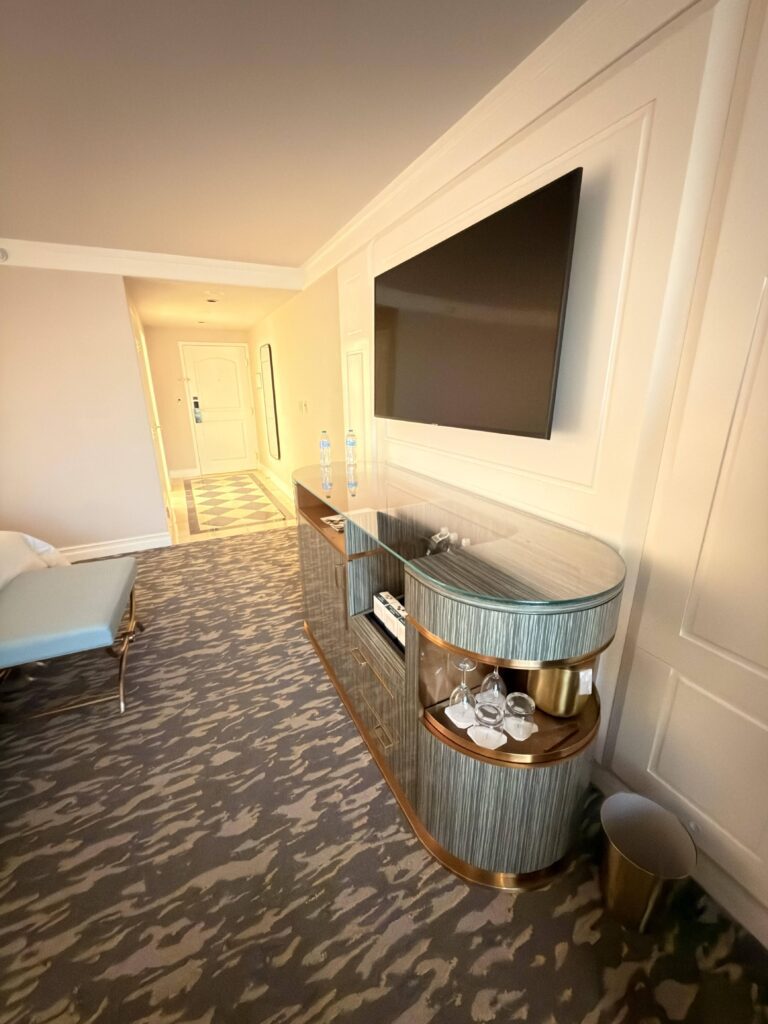 Sideboard mit Fernseher und Minibar im Hotelzimmer des Bellagio Las Vegas
