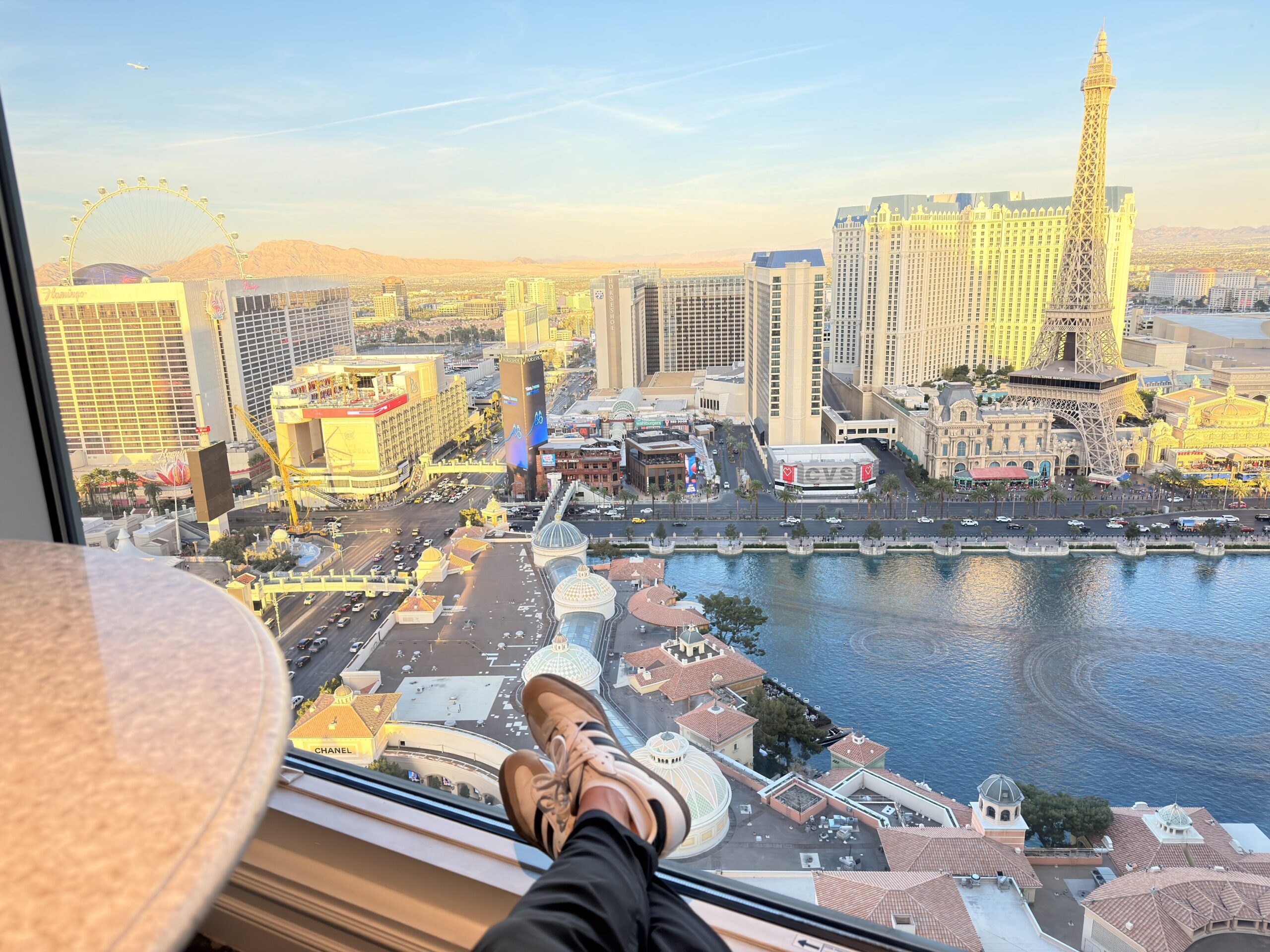 Blick aus dem Hotelzimmer im Bellagio auf den Las Vegas Strip mit Eiffelturm-Nachbau