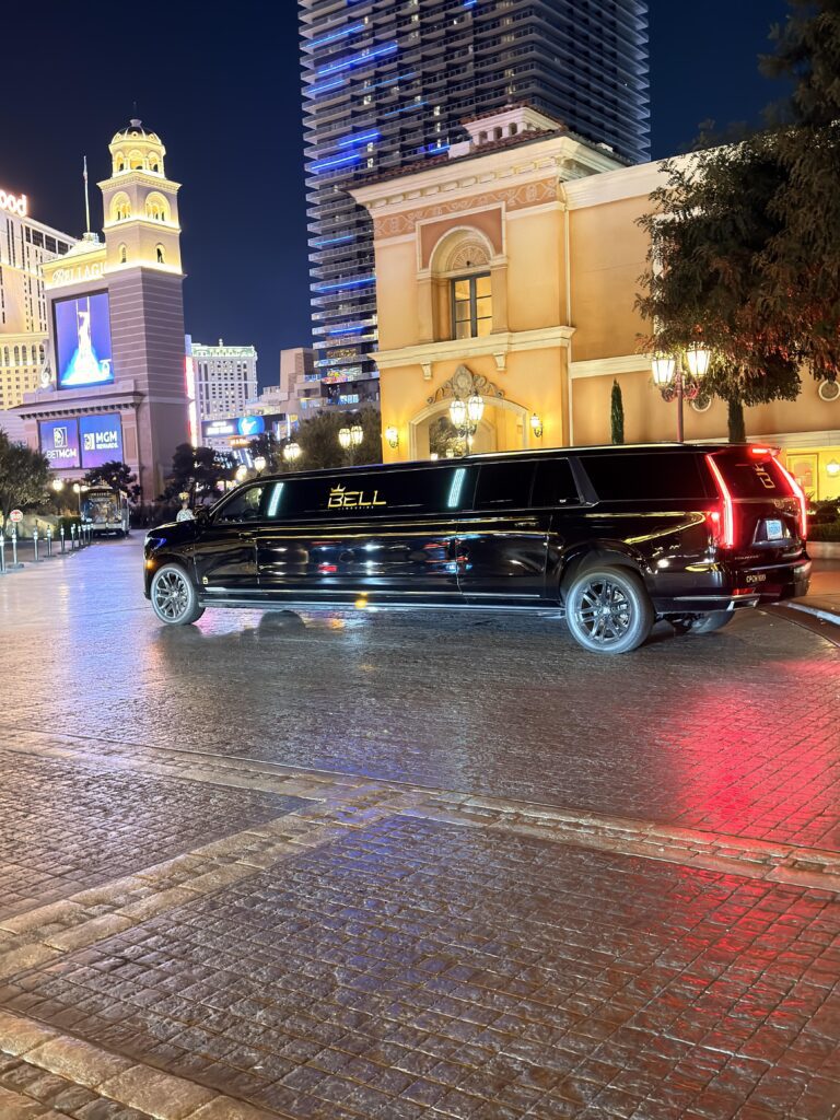 Schwarze Stretch-Limousine vor dem Bellagio Hotel in Las Vegas bei Nacht