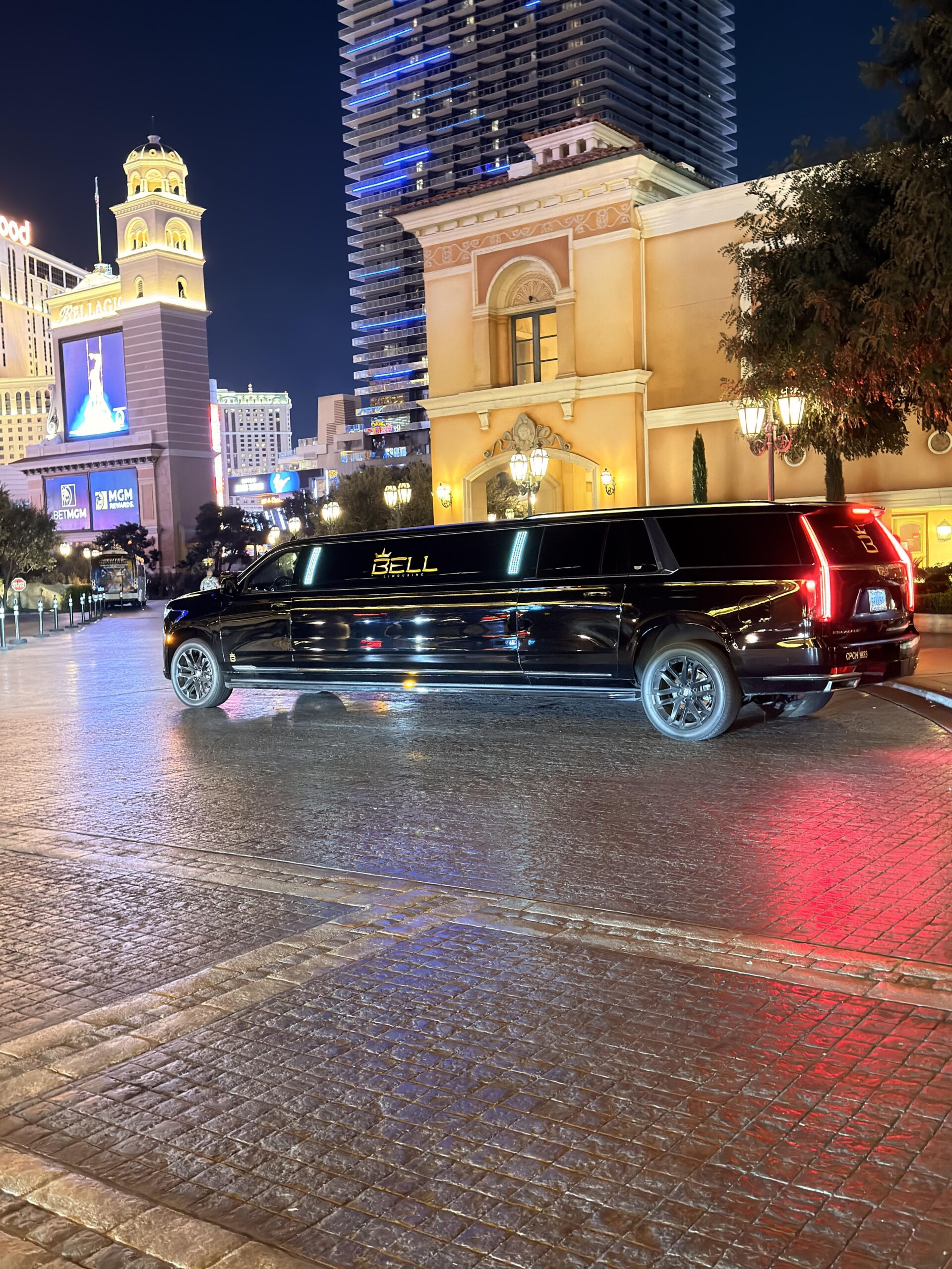 Schwarze Stretch-Limousine vor dem Bellagio Hotel in Las Vegas bei Nacht