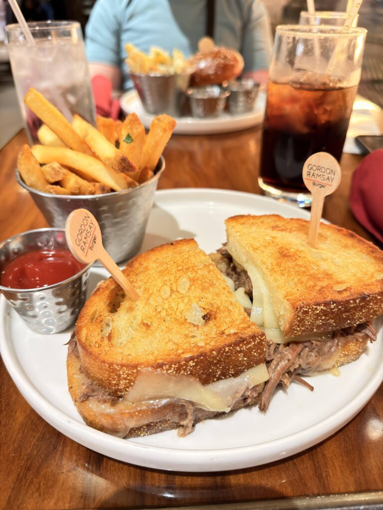 Kurzrippen-Sandwich mit Pommes im Gordon Ramsay Burger Restaurant in Las Vegas
