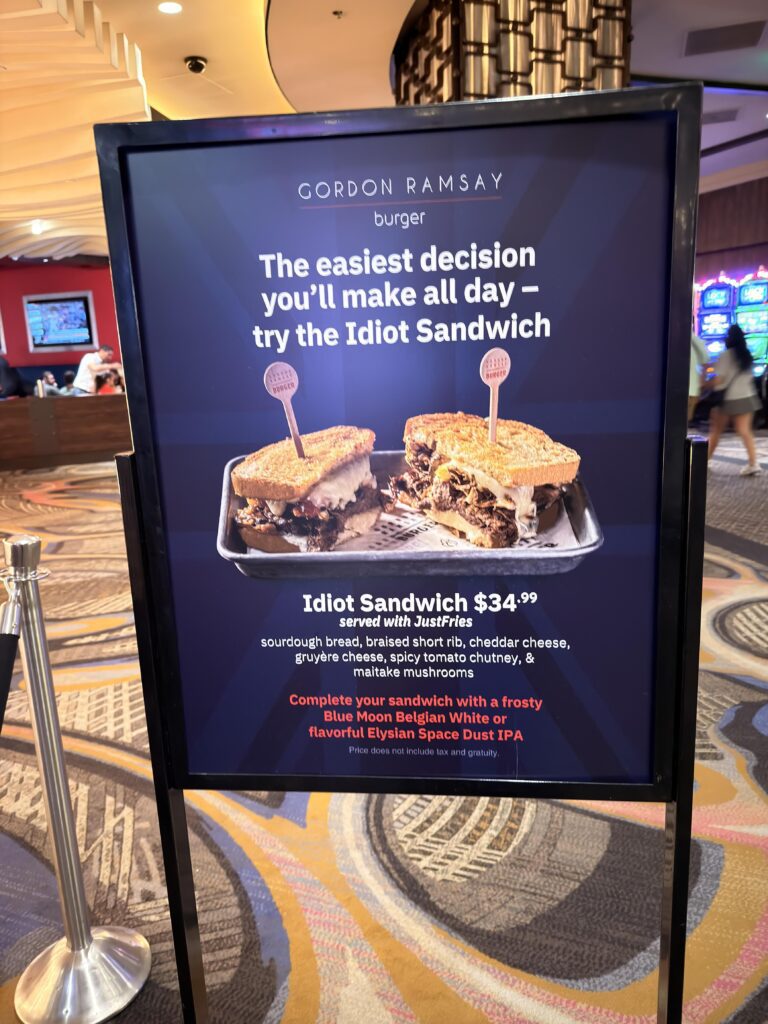 Werbeschild für den "Idiot Sandwich" im Gordon Ramsay Burger Restaurant in Las Vegas