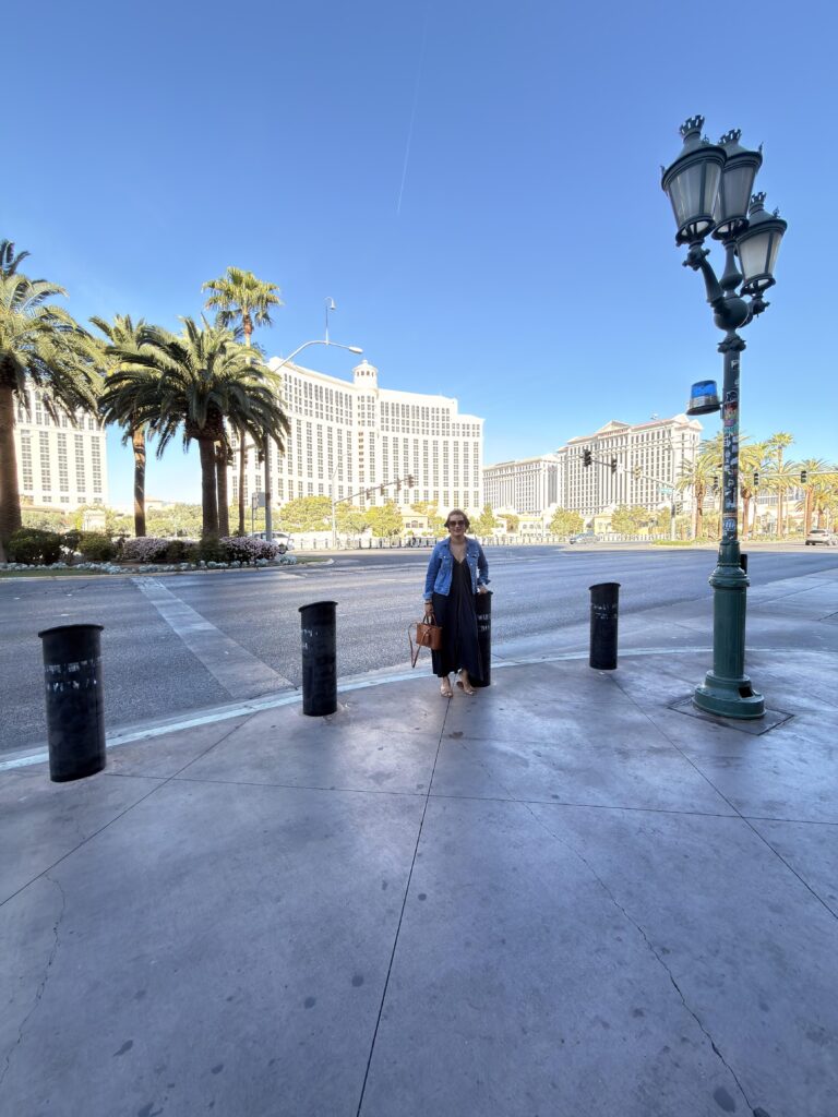 rau vor dem Bellagio Hotel auf dem Las Vegas Strip bei Sonnenschein