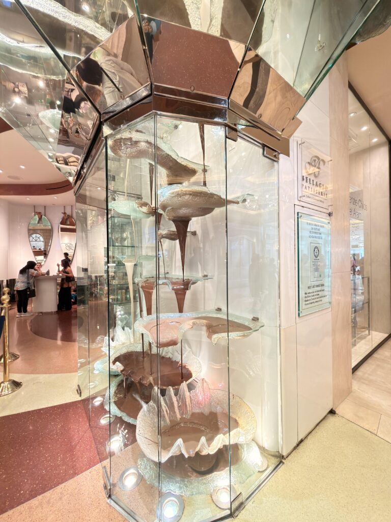 Schokoladenbrunnen aus Glas in der Bellagio Patisserie in Las Vegas