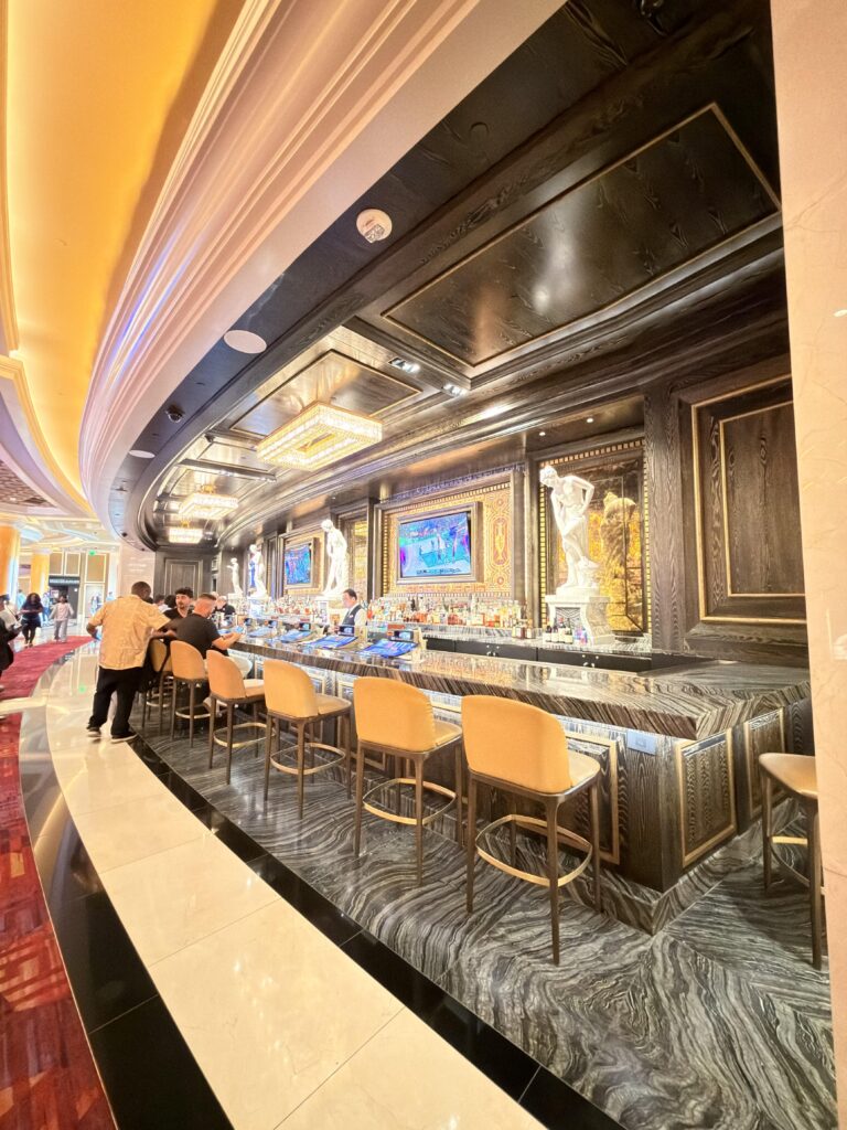 Elegante Hotelbar mit Barhockern und Statuen im Caesars Palace in Las Vegas