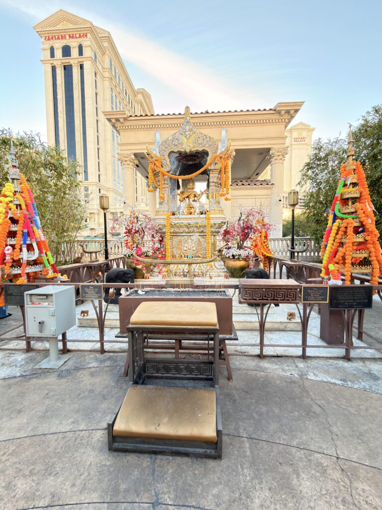 Schrein des vierköpfigen Brahma mit Blumengirlanden vor dem Caesars Palace in Las Vegas