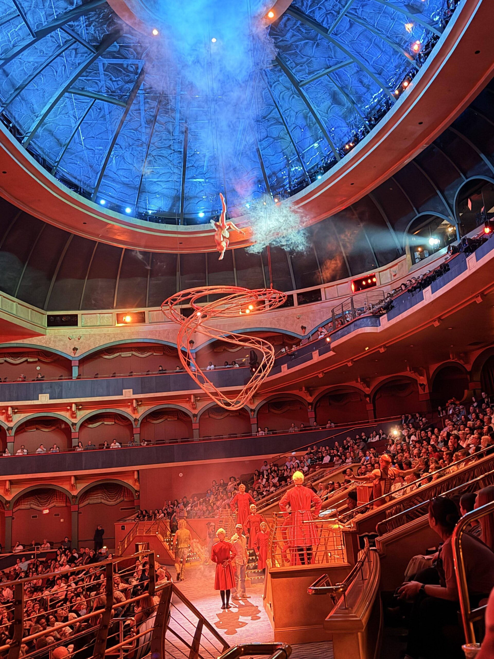 Akrobatin schwebt unter der Kuppel während einer Cirque du Soleil-Show in Las Vegas