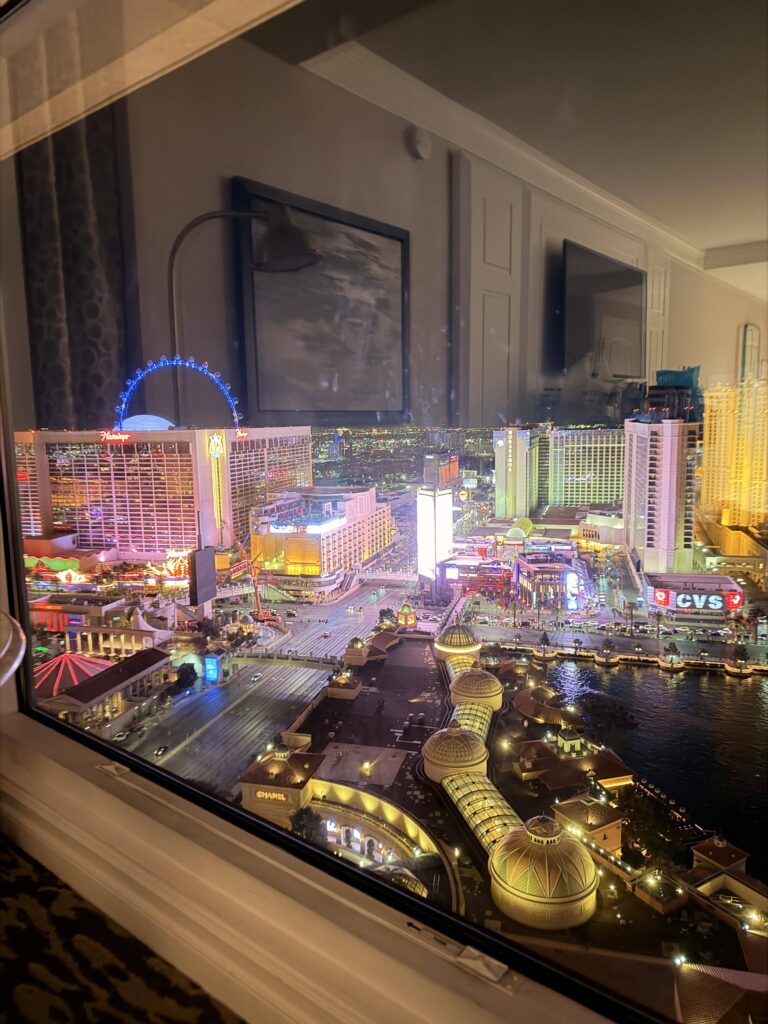 Nächtlicher Blick aus dem Hotelfenster auf den beleuchteten Las Vegas Strip