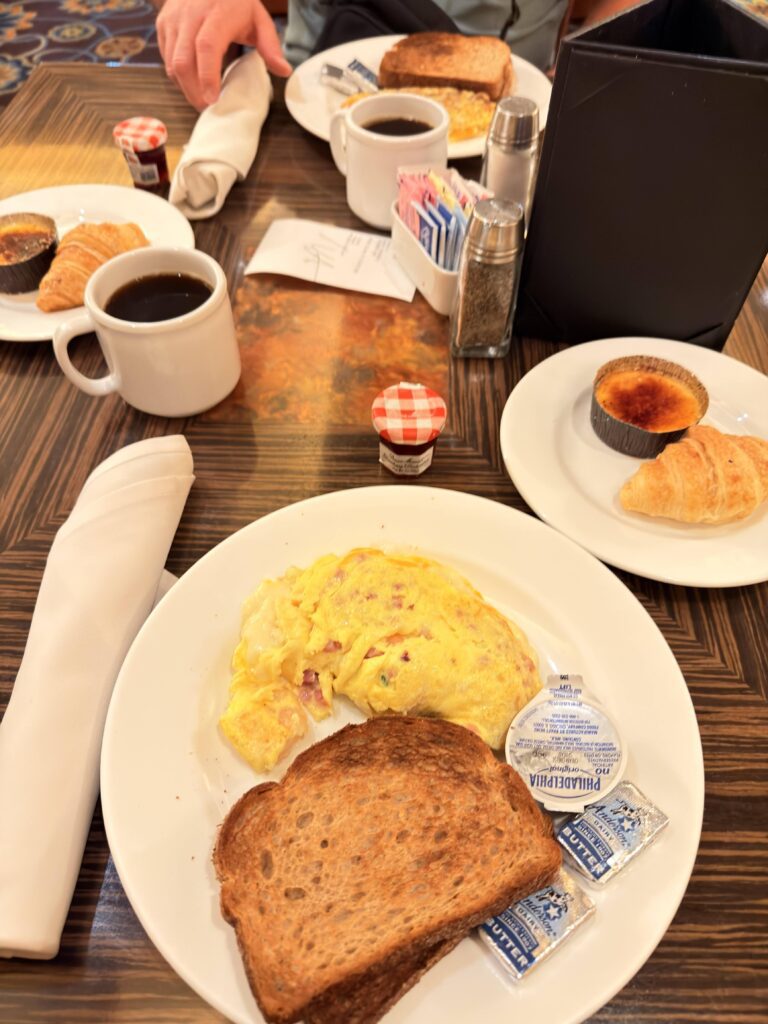 Frühstückstisch mit Omelett, Toast, Croissants und Crème brûlée im Bellagio Las Vegas