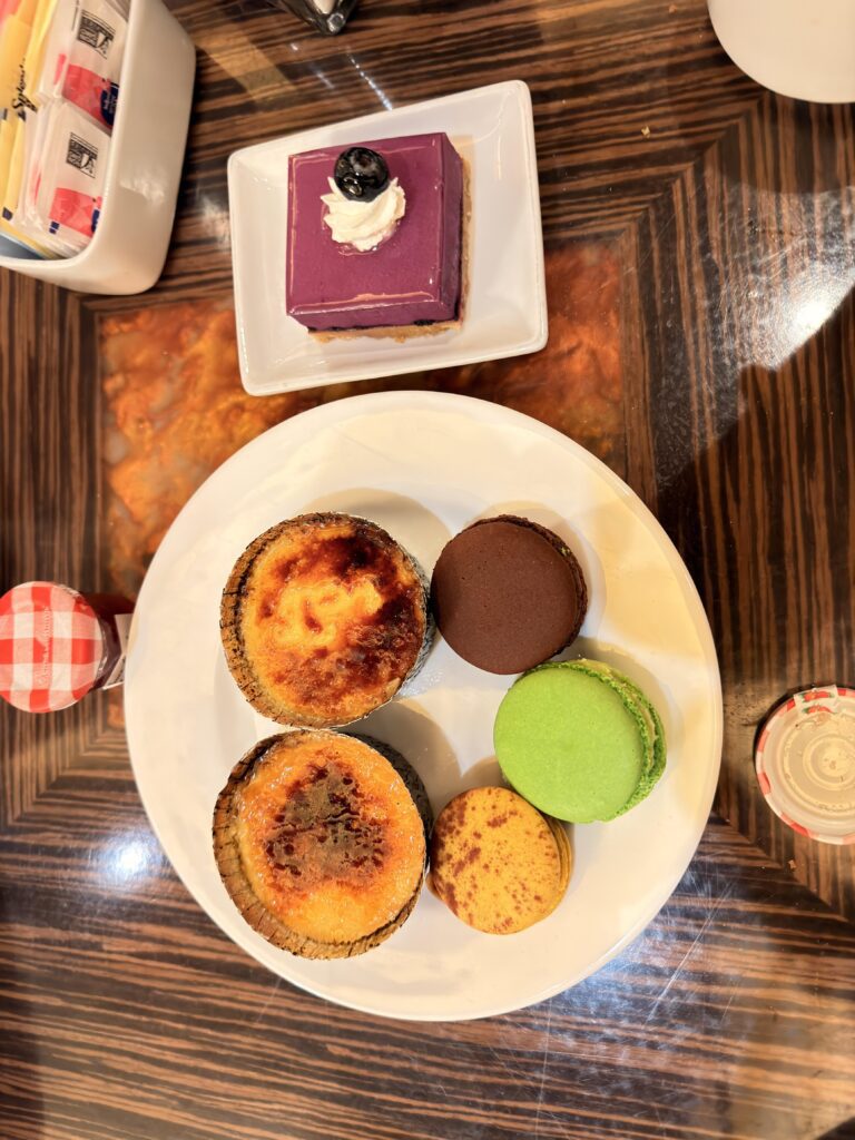 Dessertteller mit Crème brûlée, Macarons und Fruchttorte aus der Bellagio Patisserie