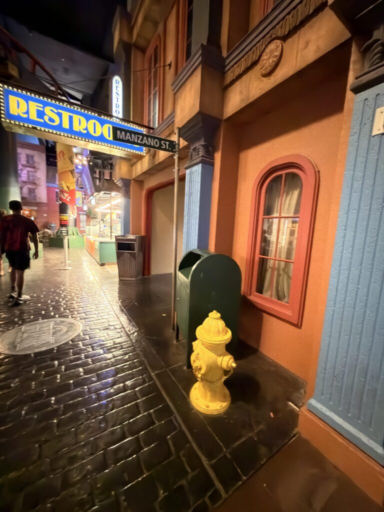 Nachgebaute New Yorker Straßenszene mit Hydrant und Restroom-Schild im New York-New York Hotel