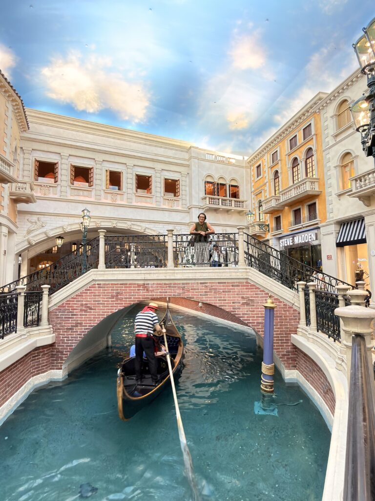 Gondel unter einer Steinbrücke im nachgebauten venezianischen Kanal des Venetian Hotels