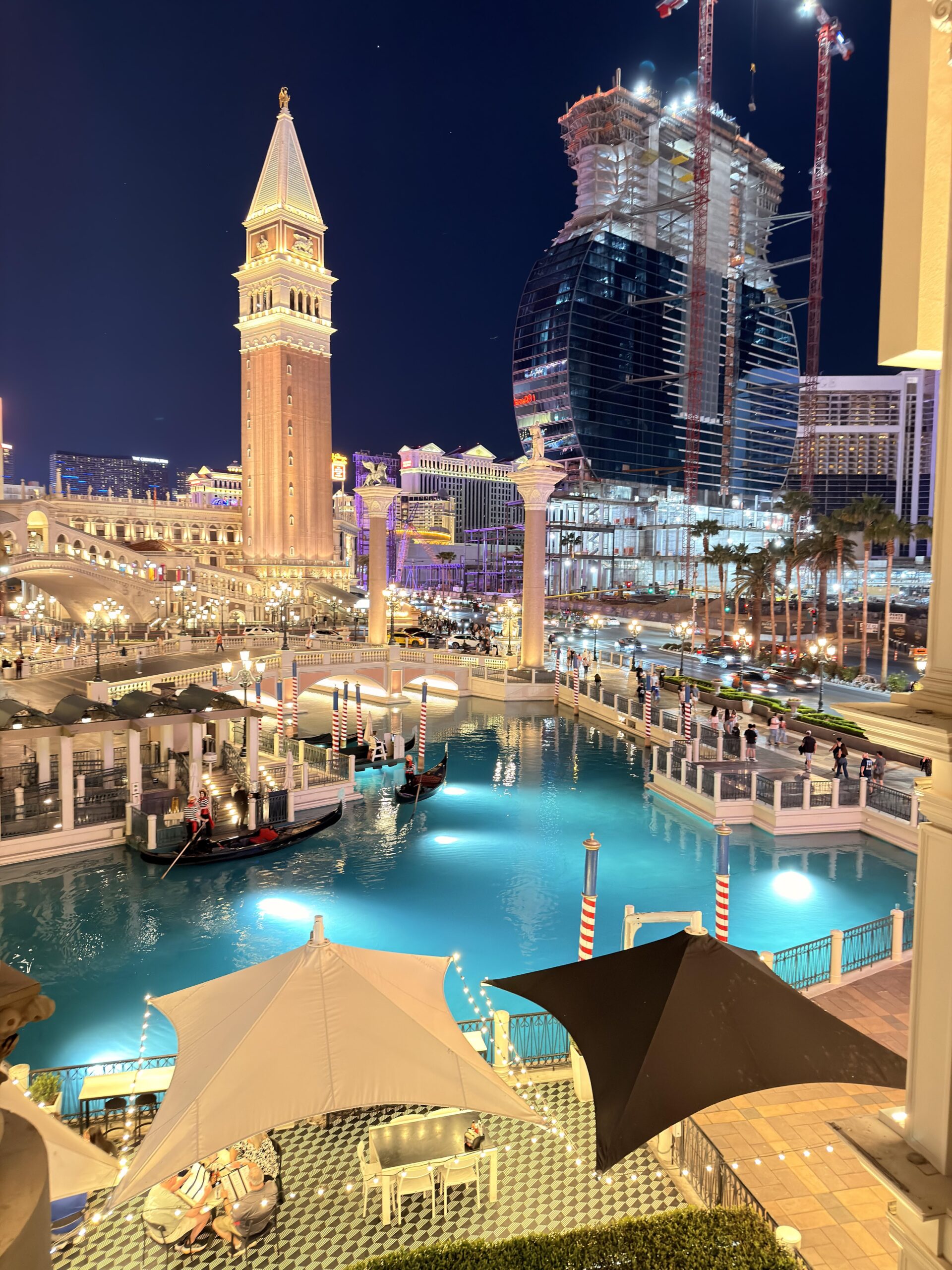 Nächtlicher Blick auf den venezianischen Kanal mit Gondeln vor dem Venetian Hotel in Las Vegas