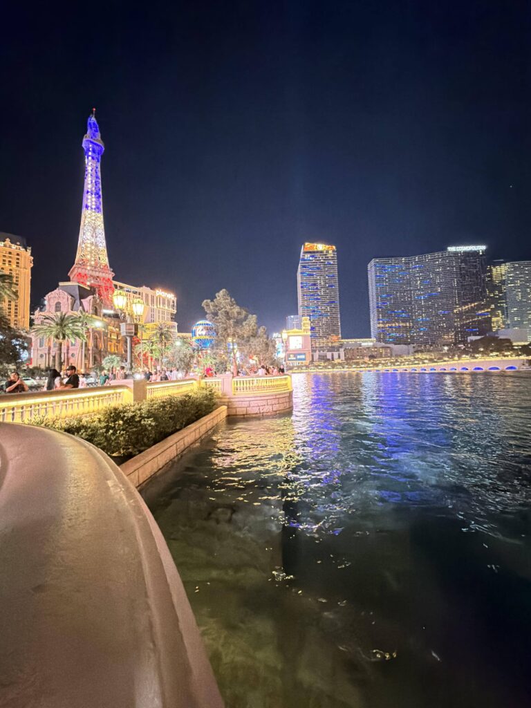 Nächtlicher Blick auf den Las Vegas Strip mit Eiffelturm-Nachbau und Hochhäusern vom Wasser aus
