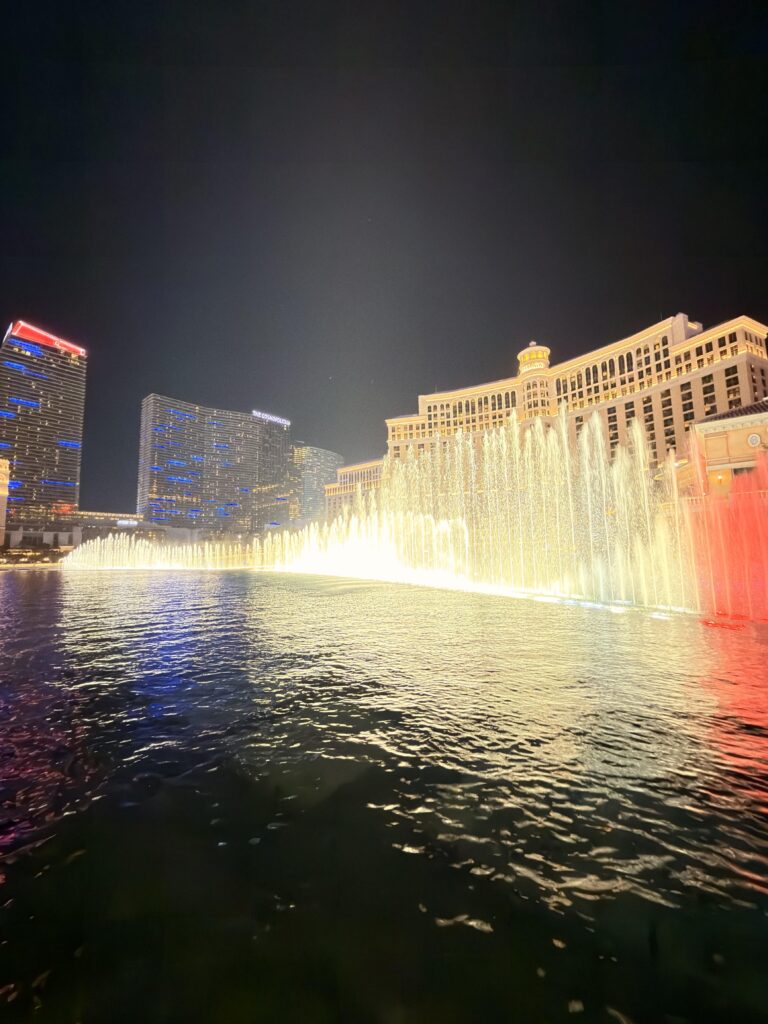 Bellagio Fountains Wasserspiel bei Nacht vor beleuchtetem Hotel in Las Vegas