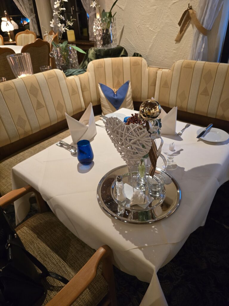 Weihnachtlich gedeckter Tisch im Restaurant des Hotel Silberkönig