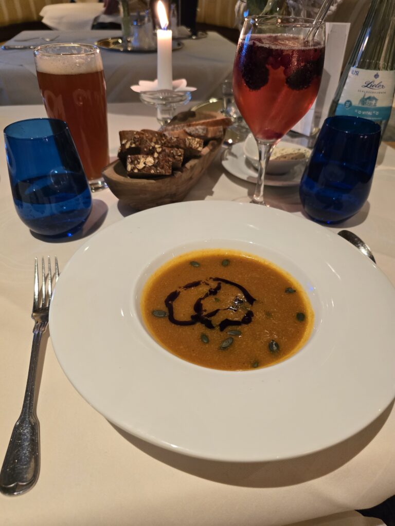 Kürbiscremesüppchen mit Kürbiskernen im Restaurant des Hotel Silberkönig