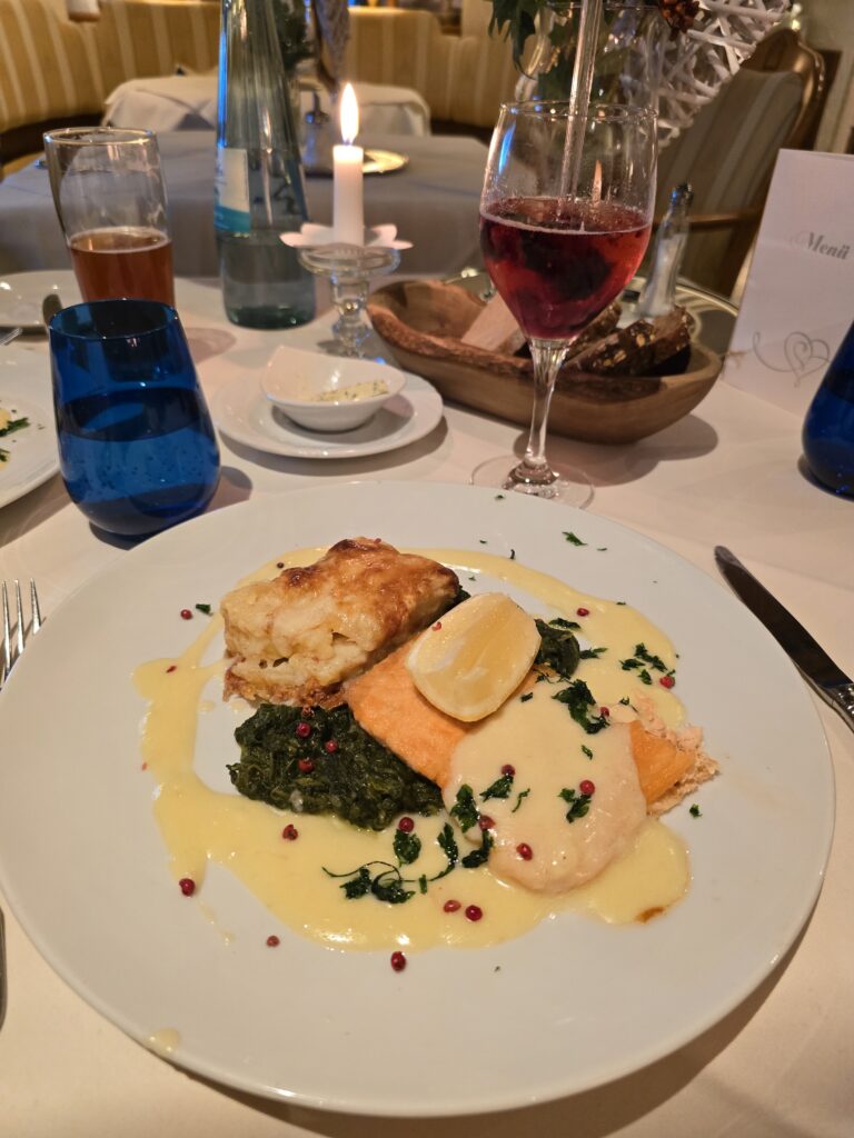Gebratenes Lachsfilet mit Kartoffelgratin im Hotel Silberkönig