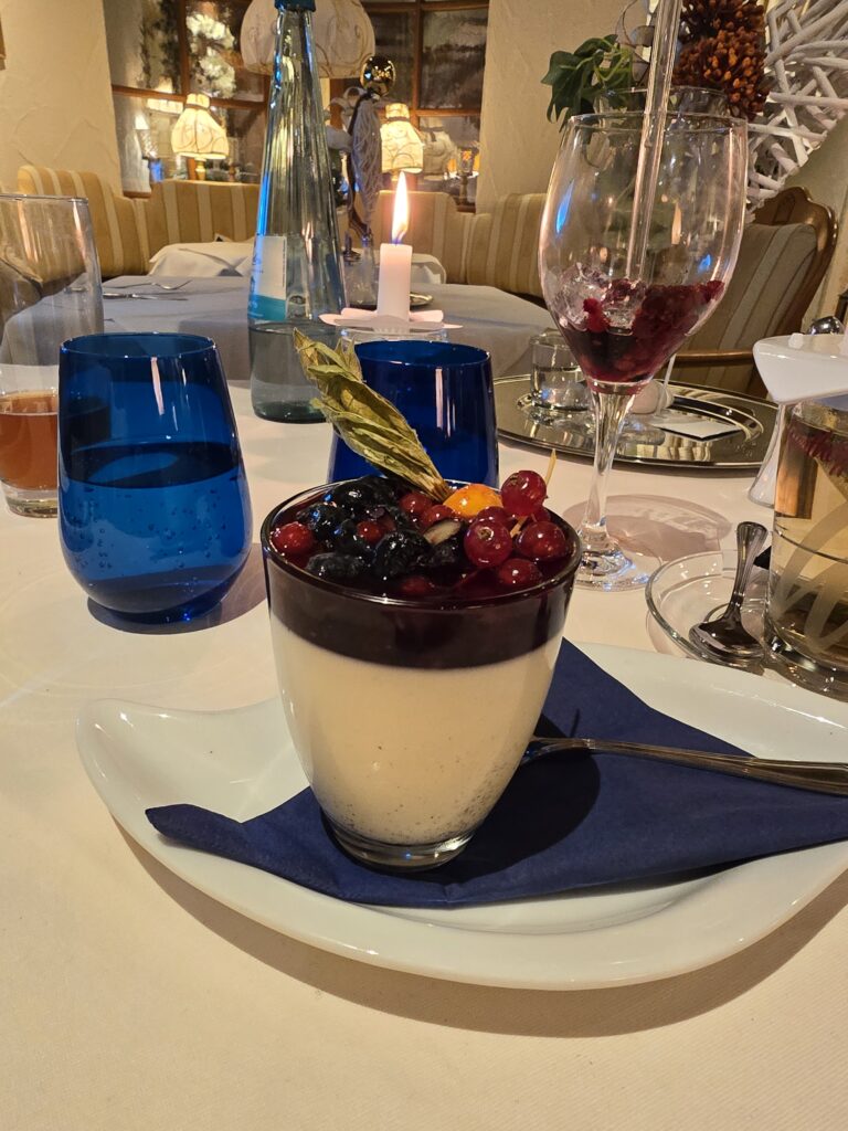 Panna Cotta mit Fruchtkompott im Hotel Silberkönig