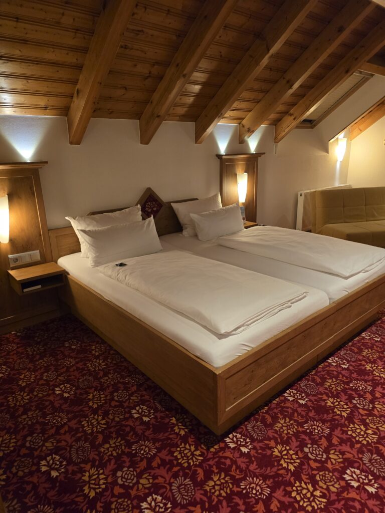 Doppelzimmer mit Holzbalkendecke im Hotel Silberkönig
