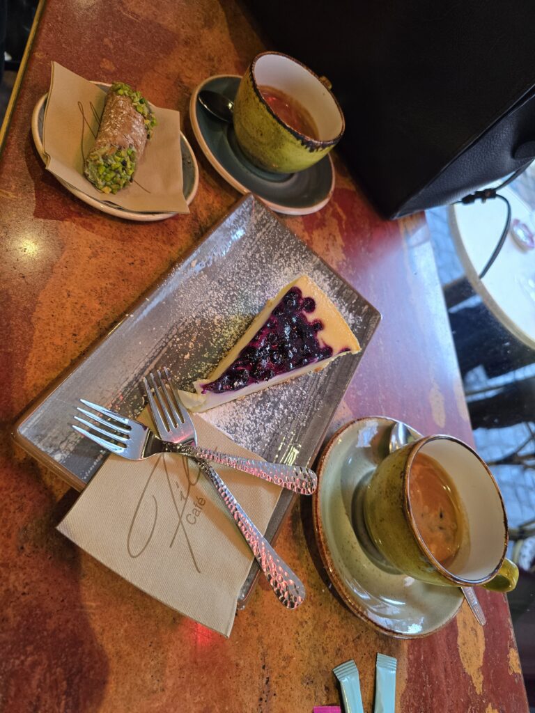 Cannolo und Blaubeer-Kuchen im Fili Café Freiburg