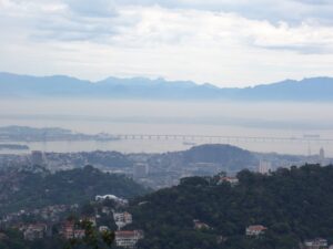 Dunstiger Blick über Rio de Janeiro mit der Rio-Niterói-Brücke über die Guanabara-Bucht im Hintergrund, Brasilien