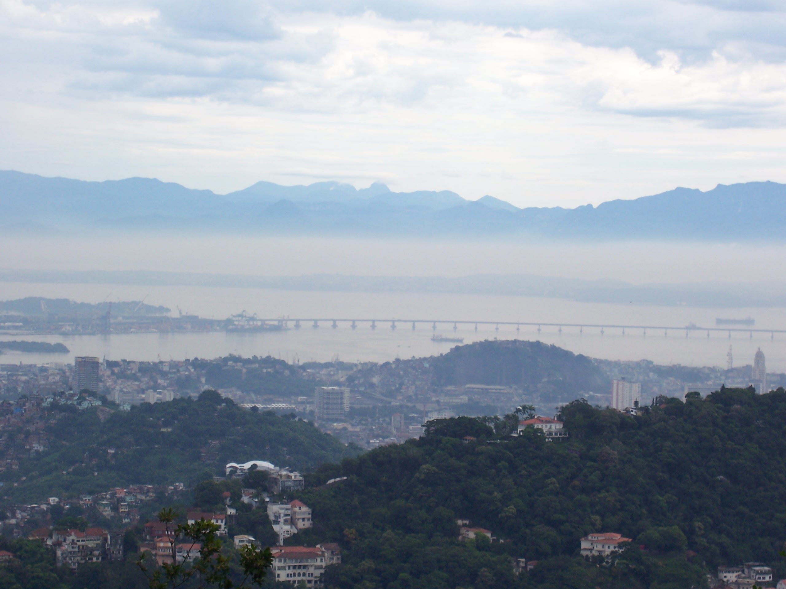 Dunstiger Blick über Rio de Janeiro mit der Rio-Niterói-Brücke über die Guanabara-Bucht im Hintergrund, Brasilien