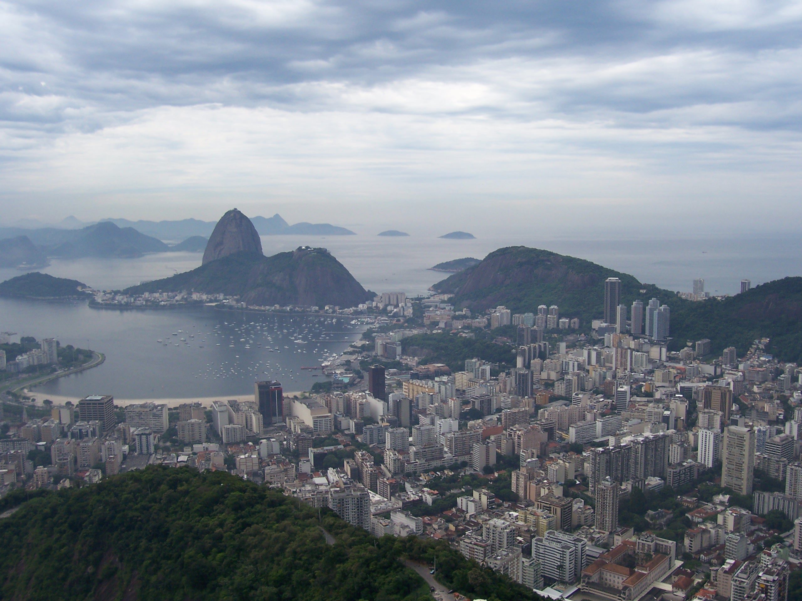 Blick auf den Zuckerhut, die Bucht und die Skyline von Rio de Janeiro bei bewölktem Himmel, Brasilien