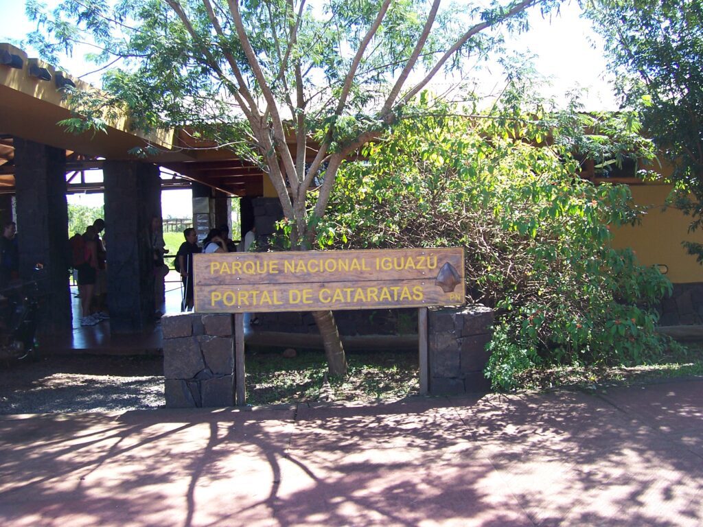 Holzschild „Parque Nacional Iguazú – Portal de Cataratas" am Eingang zum Nationalpark, Argentinien