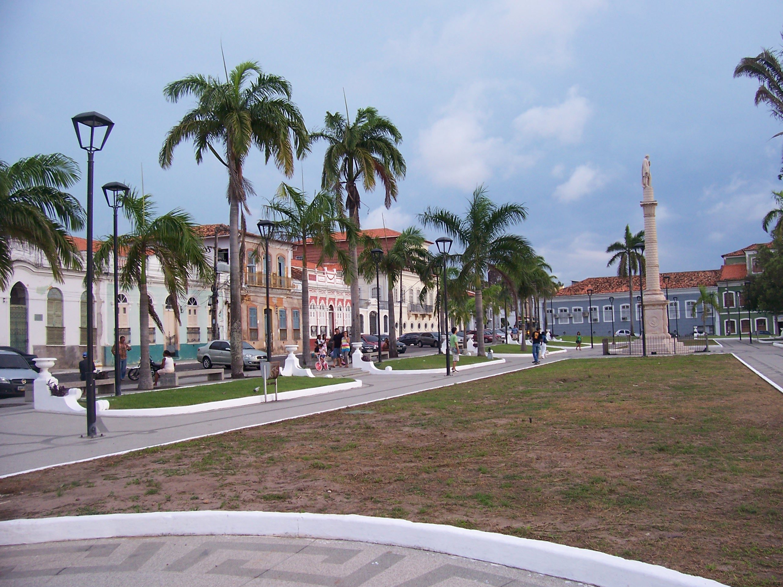 Palmengesäumter Platz mit Kolonialgebäuden und einem Säulendenkmal im historischen Zentrum von São Luís, Brasilien